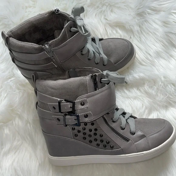 Stylish Gray High-Top Sneakers - Picture 2 of 7